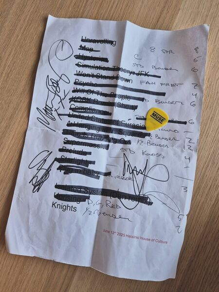 File:MuseHelsinkiHouseOfCulture2025Setlist.jpg
