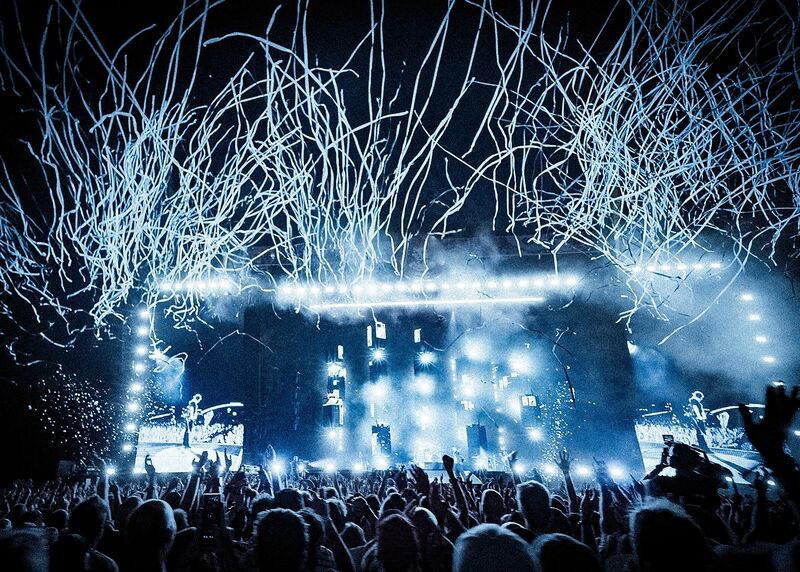 File:Muse Pinkpop25 Streamers.jpg